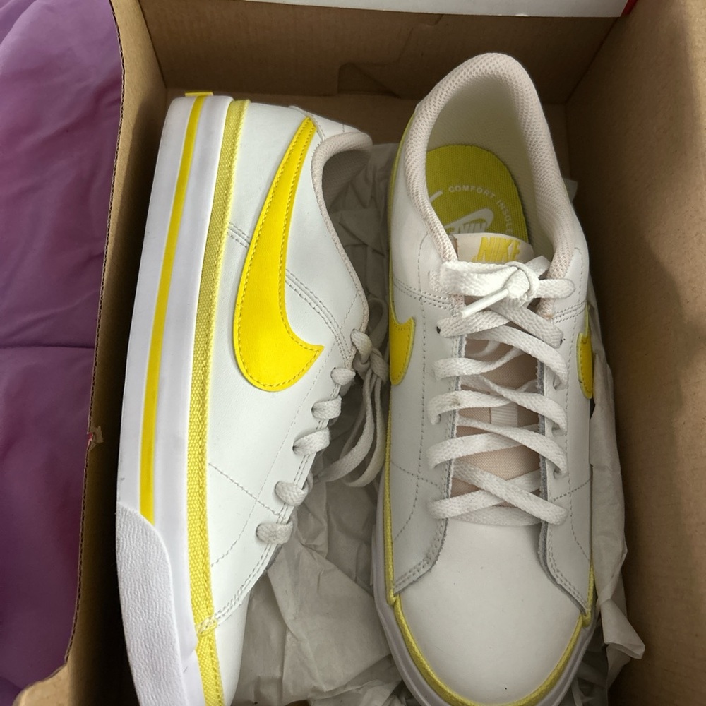 Nike Women's Sneakers in White and Yellow